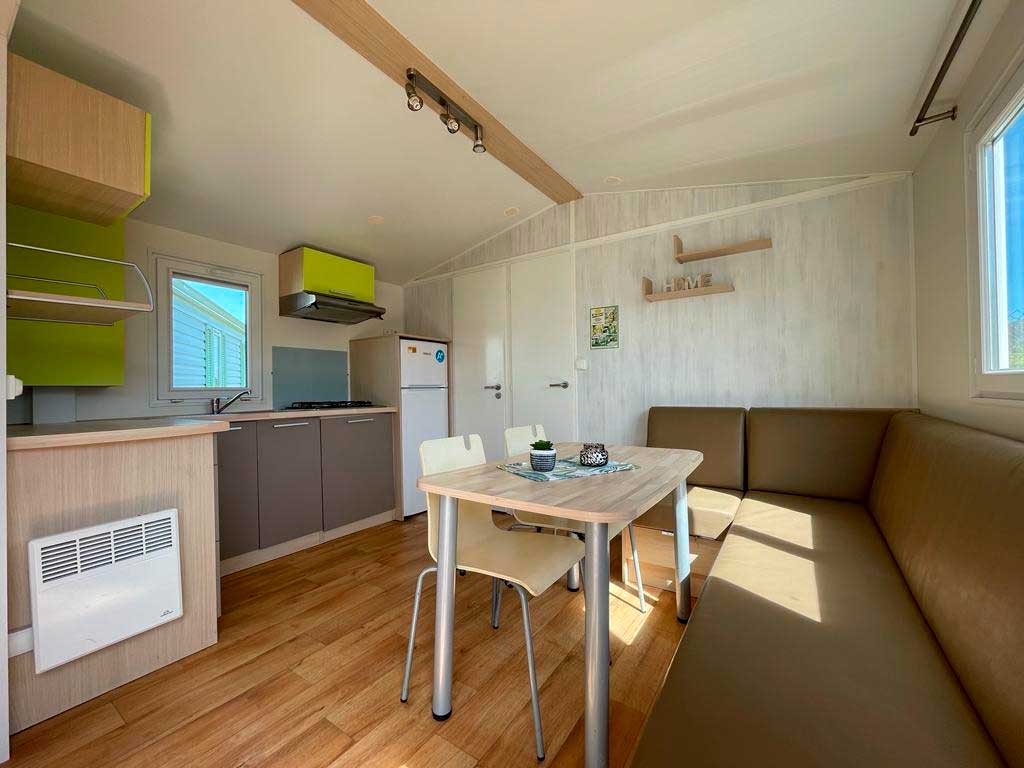 cocina-salon-de-cabaña-para-alquiler-en-Laredo